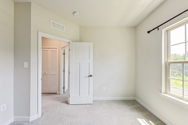 Building Photo - Meticulously Maintained 3 bedroom, 2.5 bat...