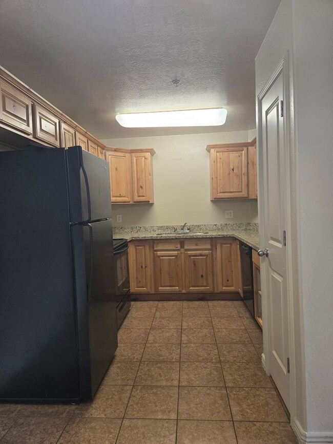 Building Photo - 3 bed 2 bath Pet Friendly!