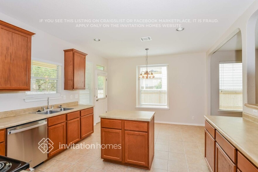 Building Photo - 710 Campion Red