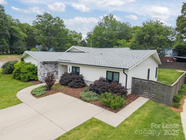 Building Photo - 1207 Lakedell Dr