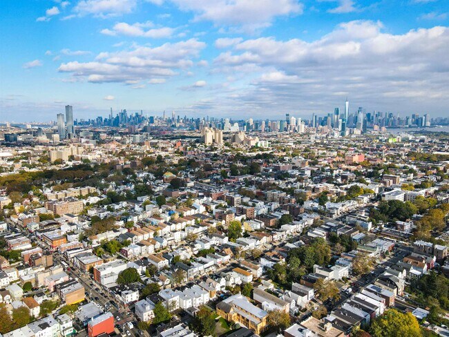 Building Photo - 355 West Side Ave