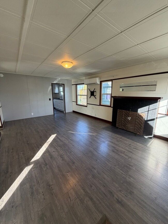 Building Photo - **MOVE IN SPECIAL!** Large 2 Bedroom with Bonus Space!