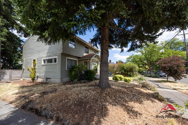 Building Photo - 2407 NE Skidmore St