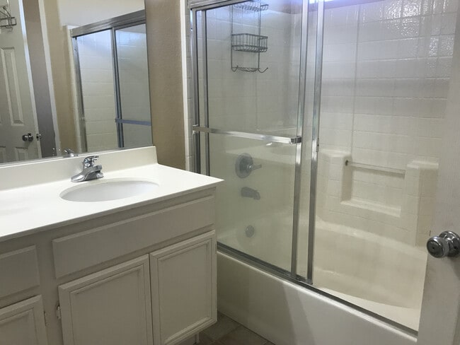 Building Photo - 3 Bedroom Home in a Great Location of Oceanside!