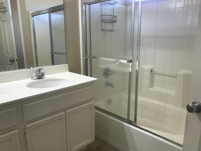 Building Photo - ***Move in Special $1000*** Oceanside Great Location 3 Bedroom Home!