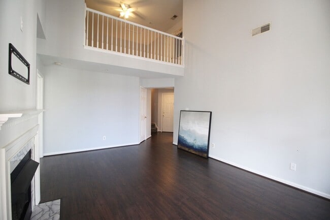 Building Photo - 2/2.5 Bath Condo in Sterling!