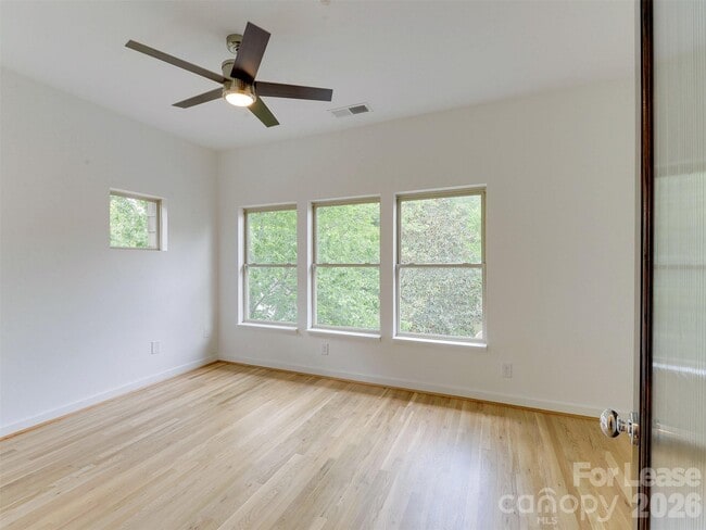 Building Photo - 1174 Park West Dr