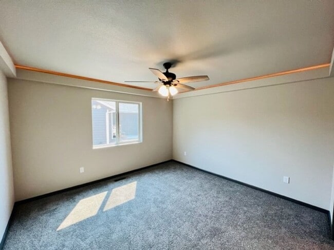 Building Photo - ~ APPLICATIONS PENDING ~ NEWER 4 Bedroom, ...