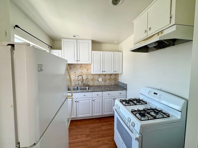 Building Photo - Welcome to our spacious 1-bedroom, 1-bathr...