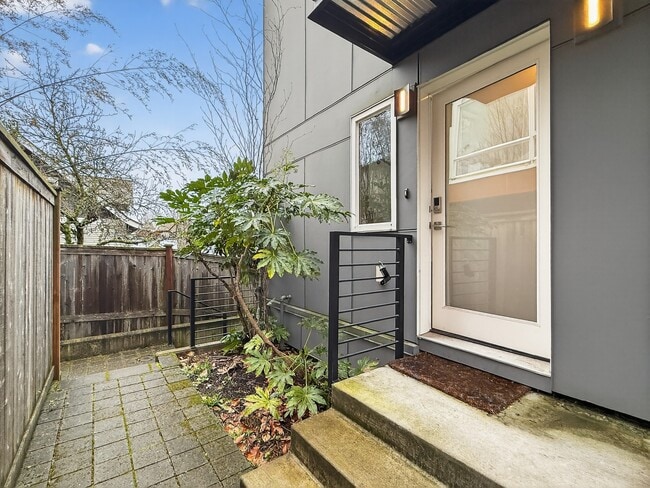 Building Photo - 2013 15th Ave S