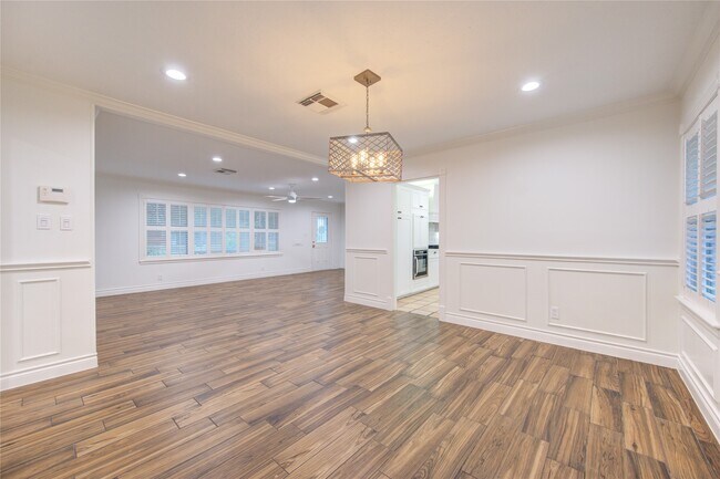 Building Photo - 8439 Westview Dr