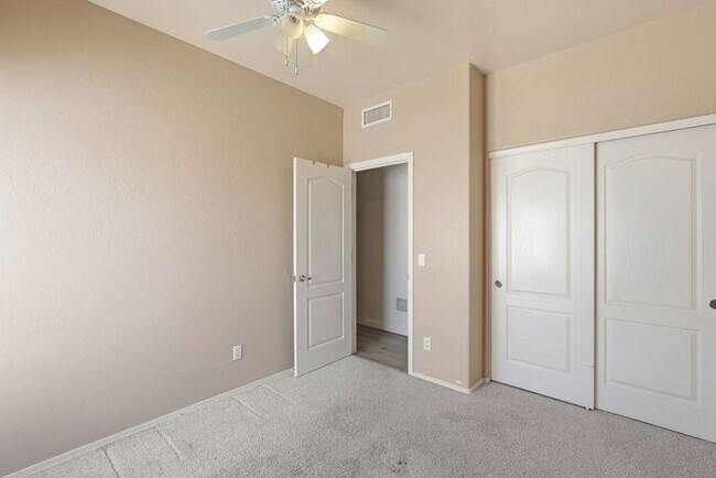 Building Photo - 4 Bed 2 Bath House with a pool!