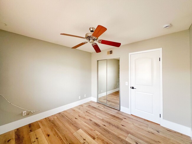 Building Photo - Tustin 2 Bed 2 Bath Home - Wood Floors - C...