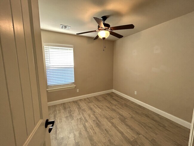 Building Photo - 2407 SW Edinburough Dr
