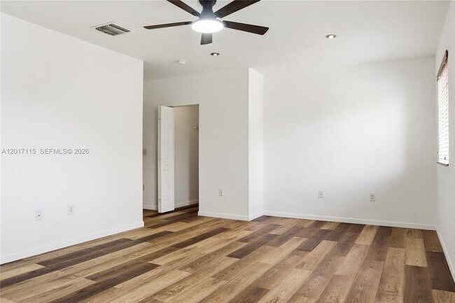 Building Photo - 3072 SE 5th Dr