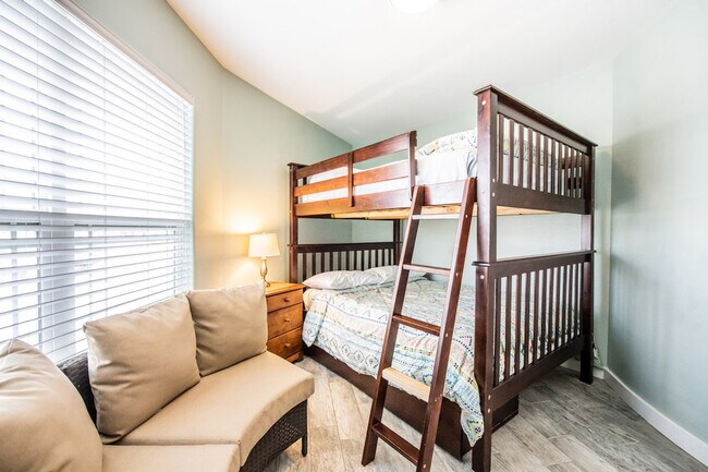 Building Photo - 1923 Eleventh Street-SI ID1023230P