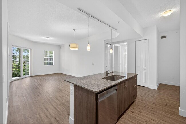 Building Photo - 225 S Latitude Cir