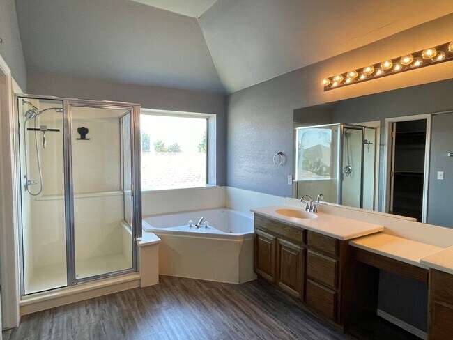 Building Photo - Large 3 Bed 3 Bath Home with an Office in ...