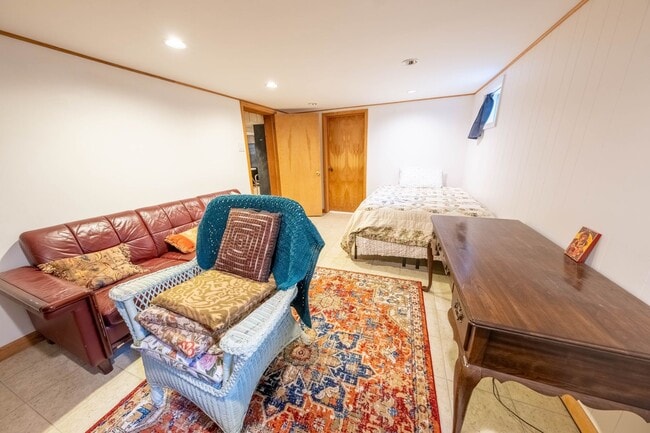 Building Photo - 6 Month Lease: 2 BED / 2.5 BATH HOUSE CLOS...