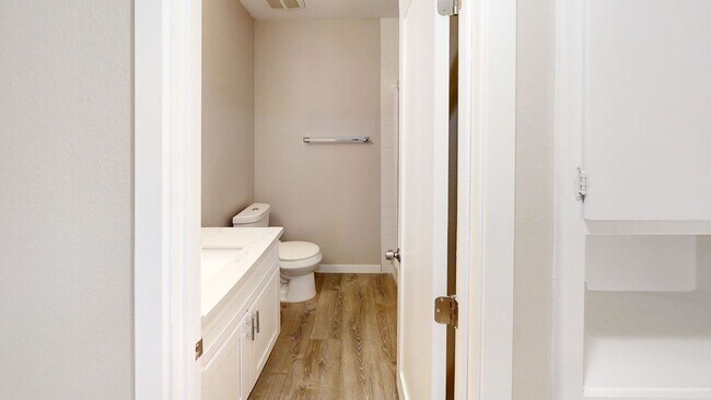Building Photo - Newly Remodeled 4BD/2BA