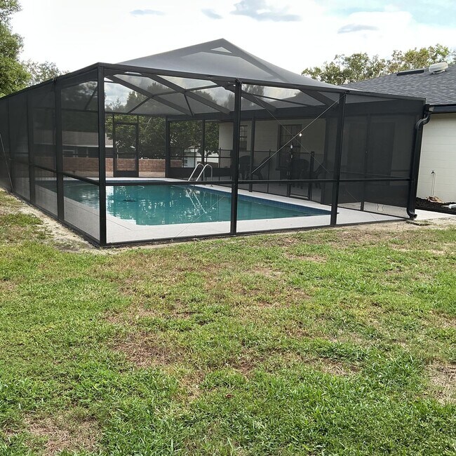 Building Photo - Remodeled 3BR/2BA Home with Pool & Screene...