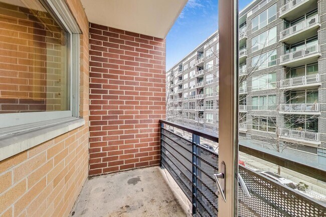 Building Photo - 873 N Larrabee St