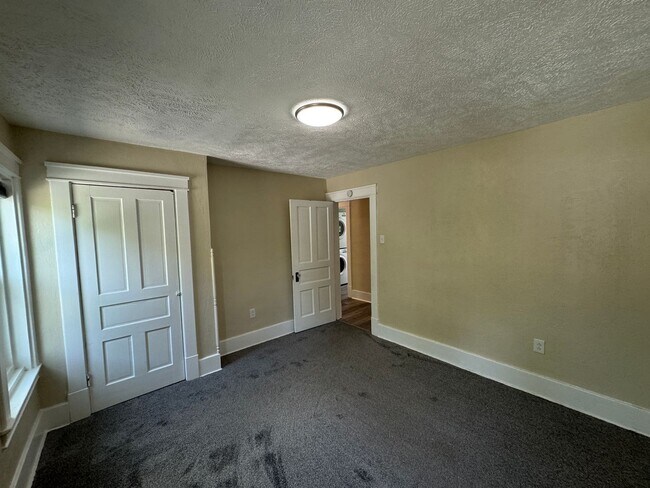 Building Photo - Center Avenue Triplex