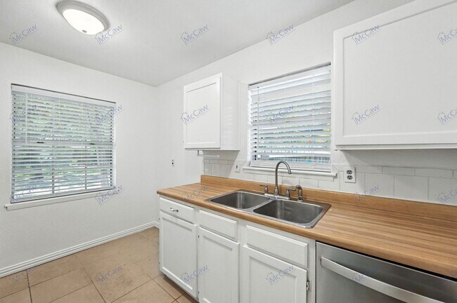 Building Photo - 1827 Paxton Dr