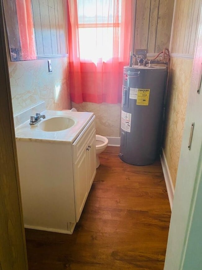 Building Photo - 107 Barry St