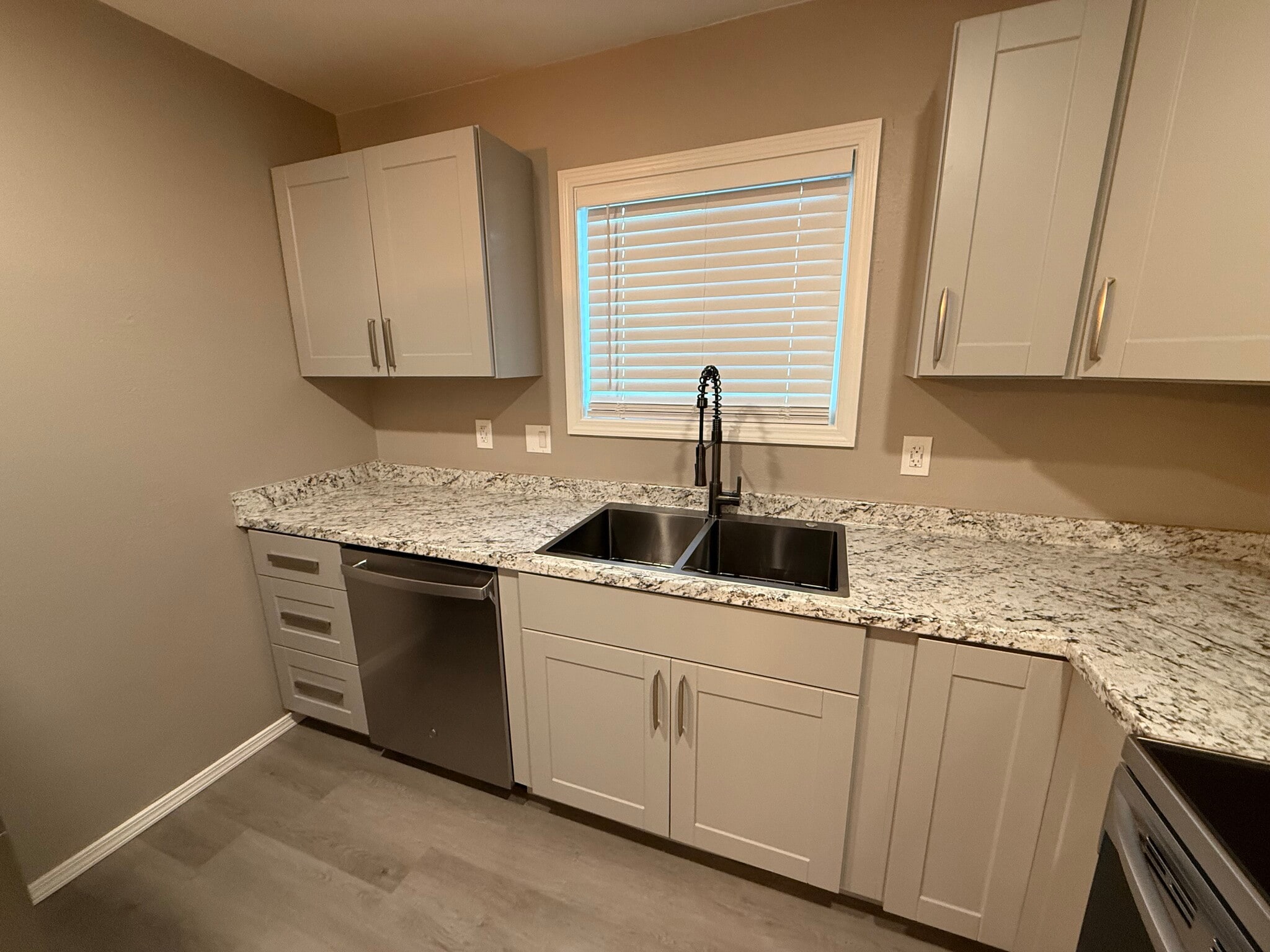 Building Photo - 609 Irwin St