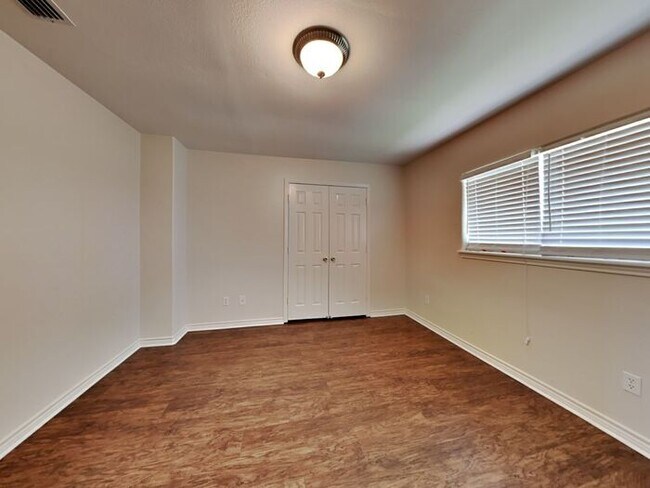Building Photo - No Application Fees* $500 off first month....