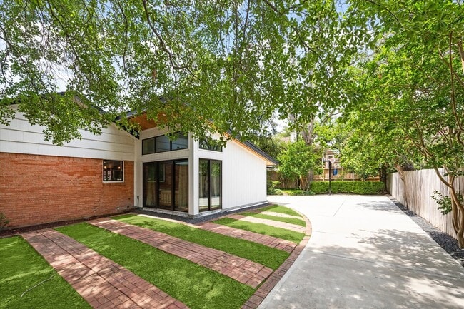 Building Photo - 1902 Chimney Rock Rd