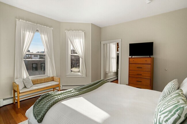 Building Photo - 596 E 2nd St