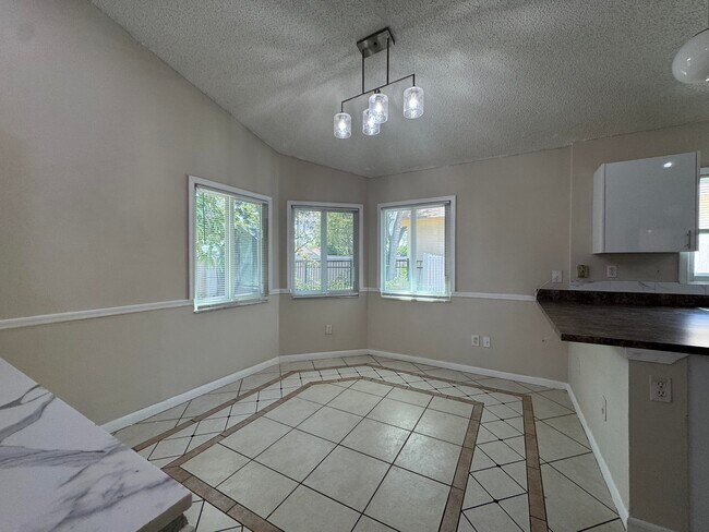 Building Photo - 1038 W Jasmine Ln