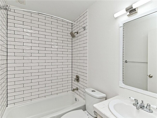 Building Photo - 6911 Thorncliffe Dr