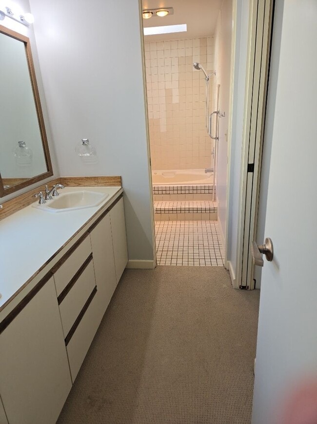 Building Photo - Spectacular View!! This top floor condo is a MUST SEE!! $500 move in credit