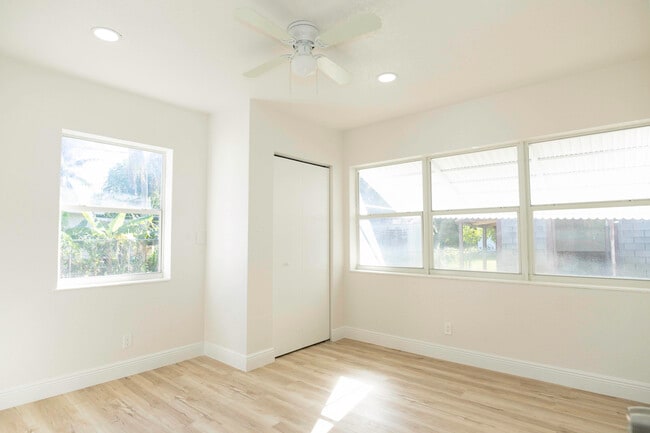 Building Photo - 924 NW 11th Ct