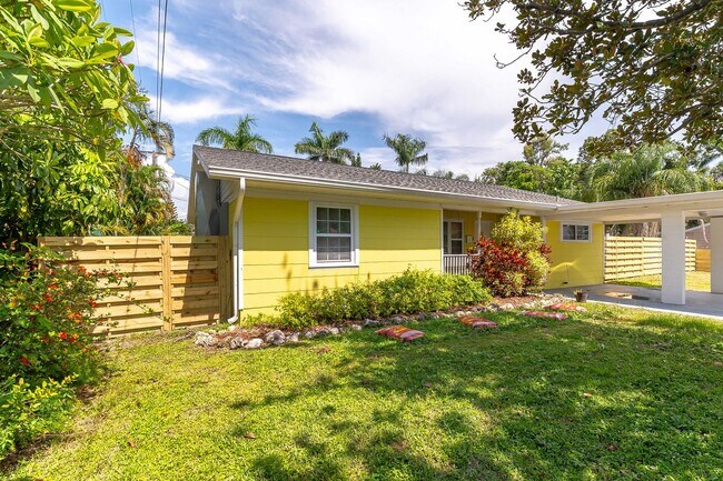 Building Photo - Spacious, Pet Friendly, 2 Bed Home with La...
