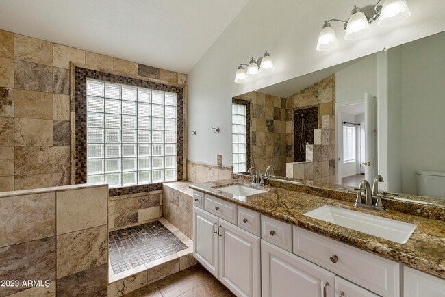 Building Photo - 4611 E Fernwood Ct