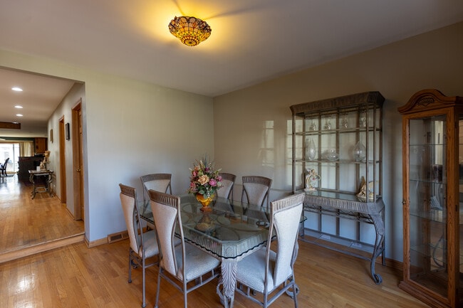 Building Photo - 4716 N Kilbourn Ave