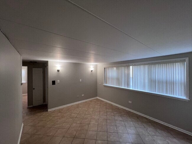 Building Photo - 10931 S Lloyd Dr