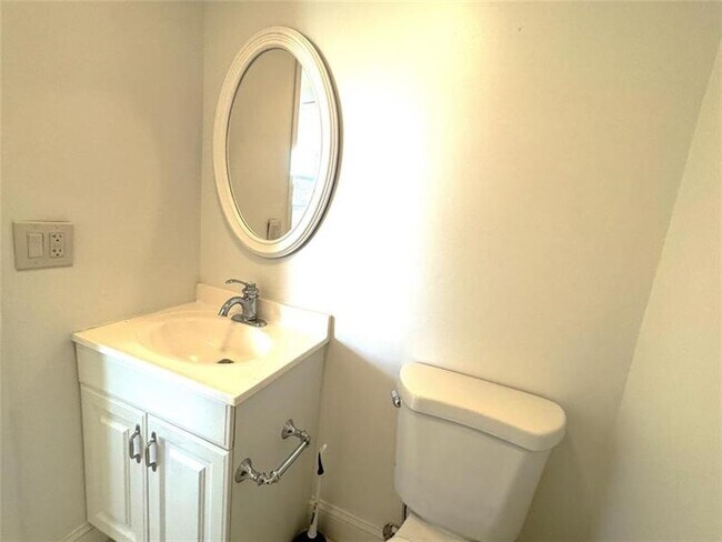 Building Photo - 526 Saxony Dr