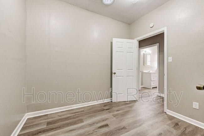 Building Photo - 2105 N Lottie Ave