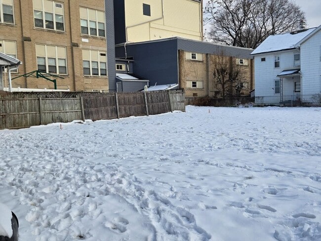 Building Photo - 300 William St