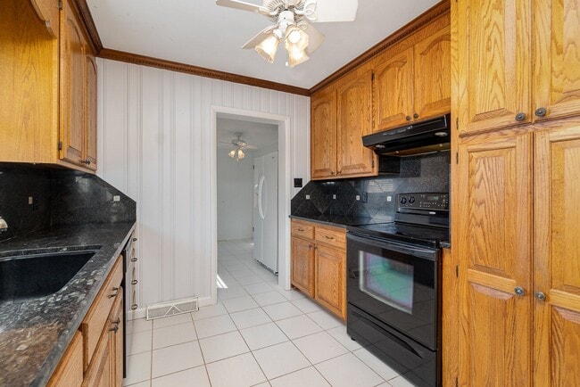 Building Photo - MOVE-IN READY!