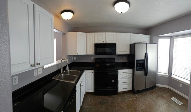 Building Photo - 3 bedroom Parkside Townhome!