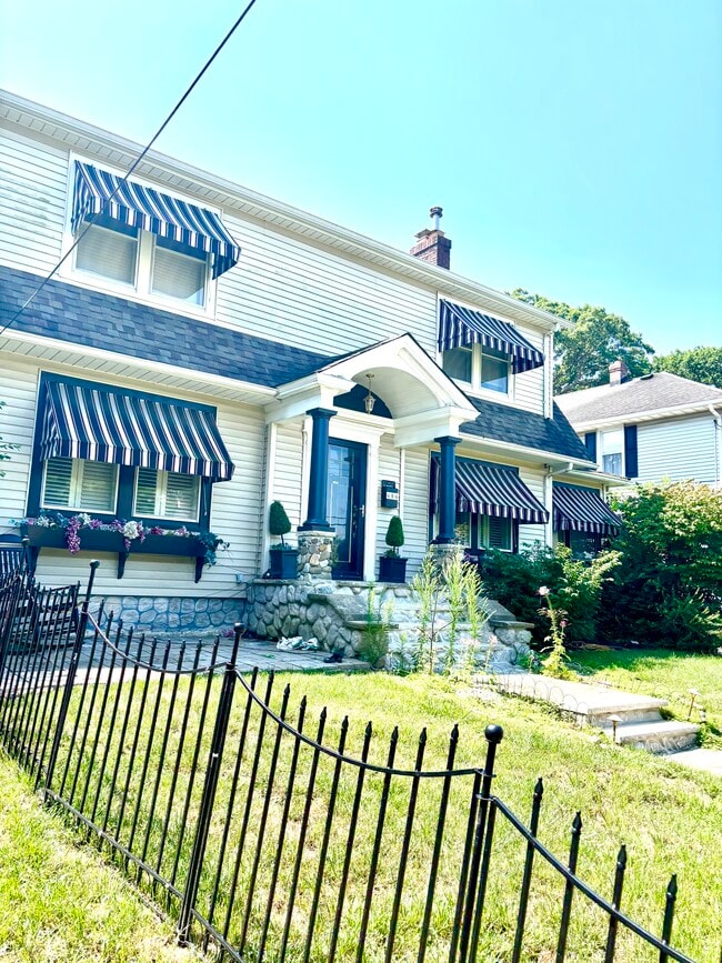 Building Photo - 686 Morford Ave
