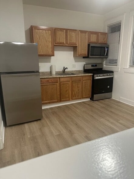 Building Photo - 2700 Roslyn Ave