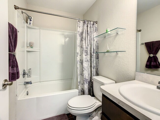 Building Photo - Beautiful 3 Bedroom 2 bath Home in desirab...