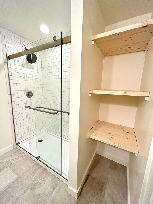 Building Photo - 3 Bed/2 Bath + Office Den - Downtown Santa Barbara